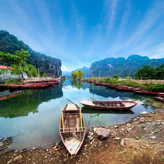 越南语惊人的TamCoc河NinhBinh越南旅游地貌和目的等越南船只令人惊叹晨景地标图片