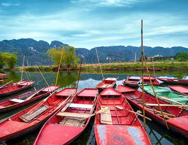 亚洲人惊的印度支那越南TamCoc河NinhBinh越南旅游地貌和目的等越南船只令人惊叹晨景图片