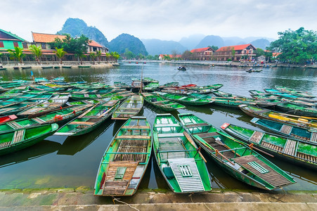 越南语早晨水TamCoc河NinhBinh越南旅游地貌和目的等越南船只令人惊叹晨景图片
