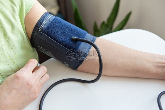 仪器控制疾病测量血压女人手上血压的装置测量血压图片