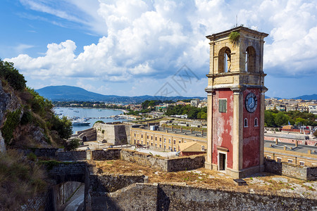 拜占庭式克尔基拉科孚岛老堡垒的废弃钟楼可欣赏希腊科孚镇的全景爱奥尼亚图片