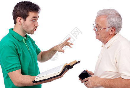 布道者父亲年轻福音传道者与一个老人分享上帝的言语书图片