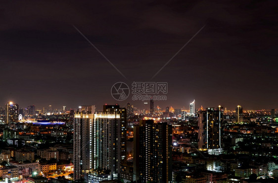 暮首都景观现代建筑办公楼天窗夜空中风景美艳的天空大桥以及市内夜光明亮的公寓式金融中心大楼的城市景象在中图片
