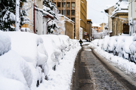 冬季概念的第一次降雪后车内满是的汽停在街上的雪车深层积风暴罗马尼亚交通图片