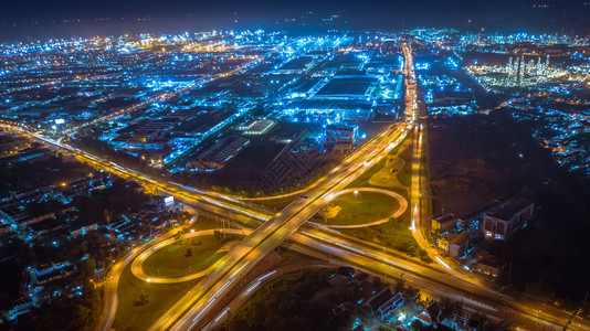 现代的夜空中从无人驾驶飞机观测到的闪电城市风景背和地貌环绕了城市间的道路场景交通图片