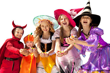 白色的服装相机五个快乐儿童在万圣节的白背景南瓜和魔鬼中持有糖果图片