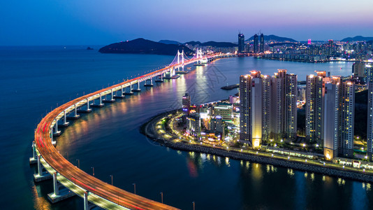 发光的建筑学交通位于韩国釜山的光建大中桥或万安天线和摩大楼建筑在南韩釜山夜照亮图片