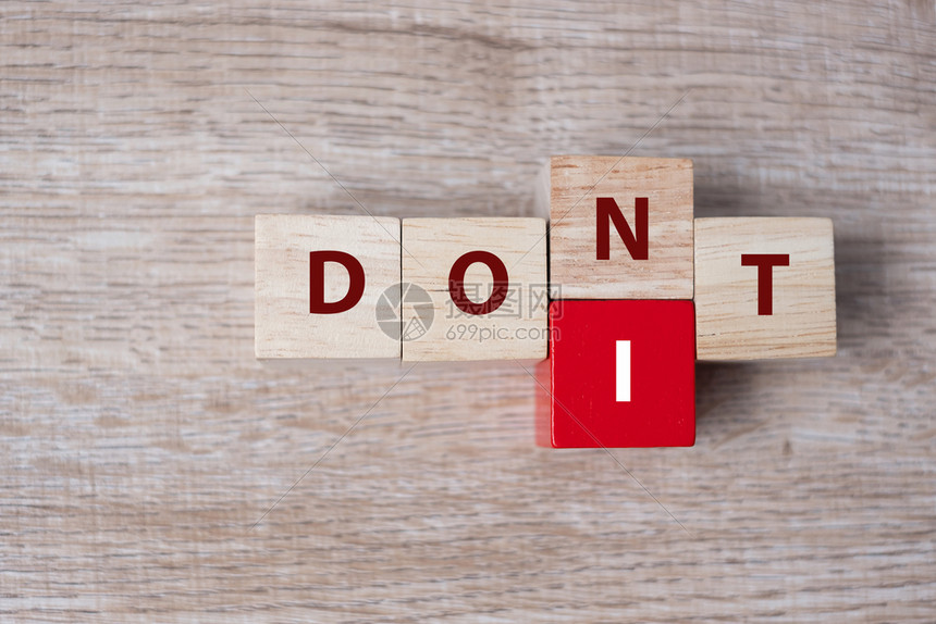 DonT以在表格背景成功战略解决方案商业和积极思维概念上用IT字词来形容表背景成功商业和积极思维概念大学教师不是翻动高清图片下载正版图片