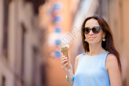 兴奋的街上有魅力女人乐趣和吃冰淇淋年轻女模特儿在夏天吃冰淇淋甜点在街上享受快乐和吃冰淇淋Y的迷人女街道白种图片