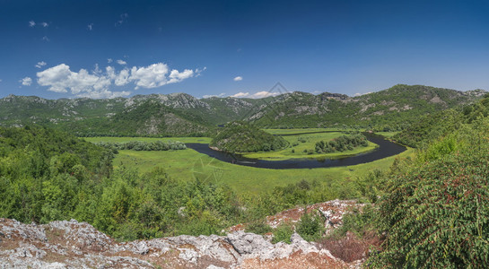 克诺耶维察欧洲水黑山公园Skadar湖和Crnojevica河的上空全景在阳光明媚的夏季日子里Skadar湖和黑山的Crnoje图片