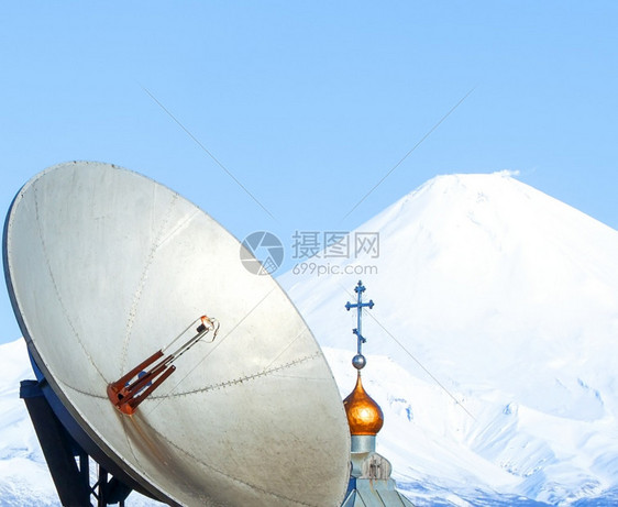 电脑定位器和寺庙对着火山定位器和寺庙对着堪察加火山发现太阳图片