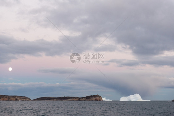 白色的北月球冰山和戏剧天空海洋地貌月球冰山和格陵兰的巨型天空海洋地貌积极的图片