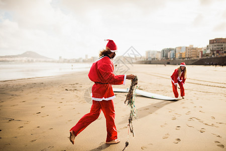 圣诞老人在沙滩上图片