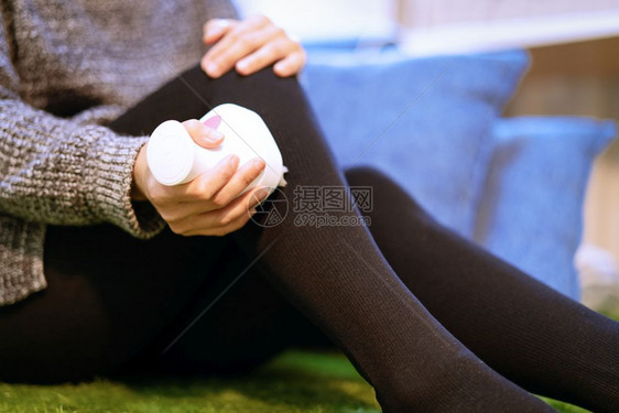 妇女腿上的电动膝和腿按摩机闭合卫生保健和医学概念以及助产刺激器健康理疗图片