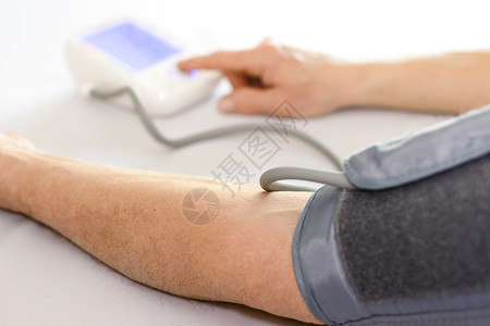诊所保健和医疗概念老年人用数字家庭仪表检查其动脉血压在特制选择国税局内进行他的手图片
