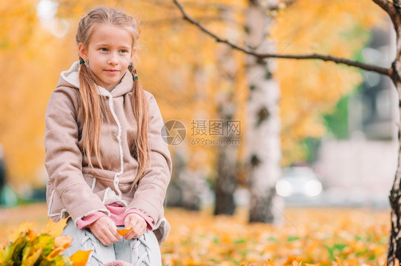 小女孩欣赏秋天美景图片