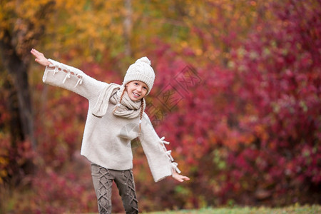 秋季户外玩耍的小女孩图片