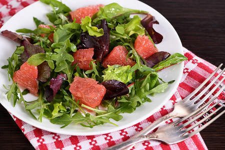 糖尿病葡萄果色沙拉混合了生菜花和橄榄酱适当营养食品有机的芝麻菜背景图片