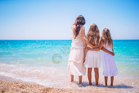 小女孩和母亲在沙滩上度假图片