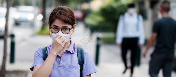 城市户外戴口罩的女性图片