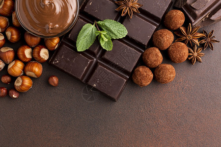 果仁糖食物松露巧克力棒布置高分辨率照片松露巧克力棒布置高品质照片量图片