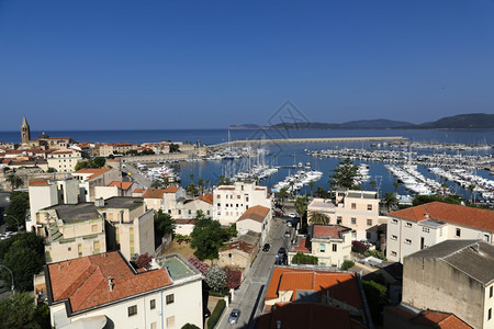 风景建筑学屋顶萨丁岛阿尔盖罗市的景象图片