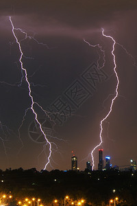 电的耀斑在墨尔本市的天际线上闪电打击向墨尔本市的天际线发动攻击震惊图片
