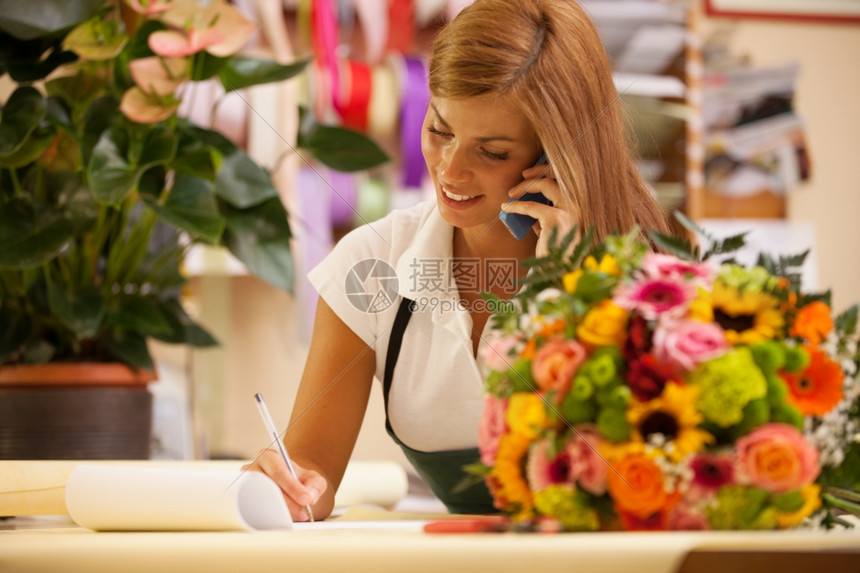 与客户的电话花店员进行一系列订单植物人们命令图片