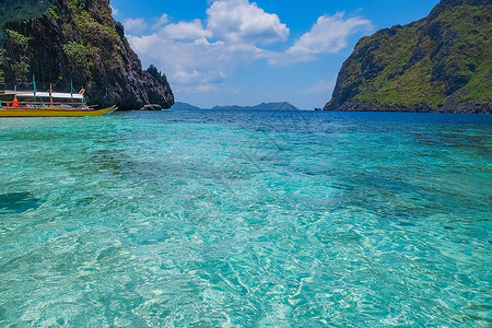 航程菲律宾帕拉万海湾蓝色环礁湖和山地岛屿的景象标亚洲人图片