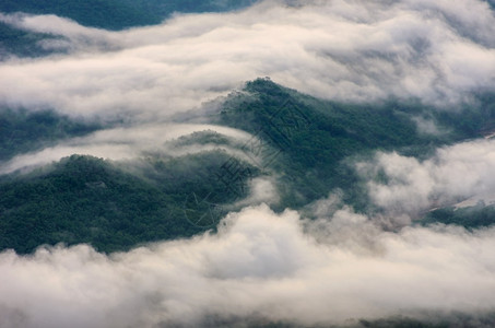 树相同的山上移动云层泰国南SiNan公园ViewpointDoiSamerDao爬坡道图片