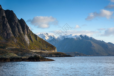 海水美丽的雪山景观蓝天空挪威北部Lofoten顶峰图片