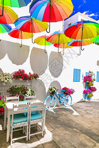 咖啡古旧自行车伞式和花装饰园的首设计以复古风格设计的迷人酒吧装饰设计街道颜色图片