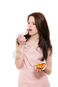 黄瓜素食主义者年轻女人吃沙拉年轻美丽的女人吃沙拉和白底叉子的沙拉辣椒图片