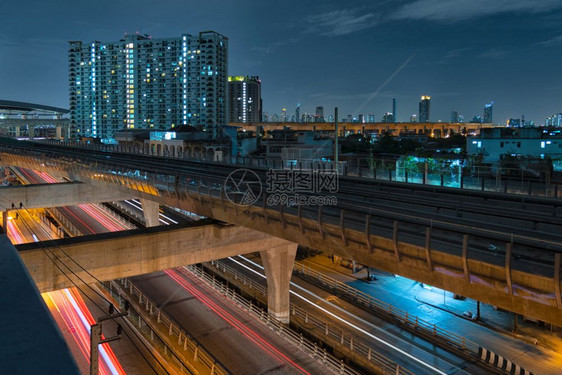 车皮地铁城市夜间生活中大都市的天际火车交通概念图片