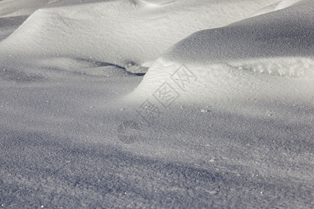 沙丘一月自然部分地表在寒冷阳光明媚的天气下冬雪漂浮在阴影中深雪飘动图片