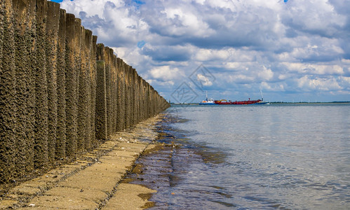 旅游荷兰泽布列斯肯海滩的一艘运输船在海上航行荷兰泽海岸线图片