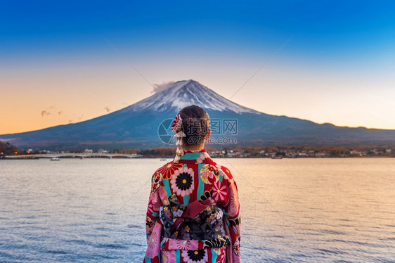 穿着和服的女孩户外游玩图片