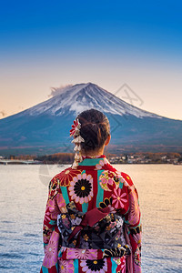 穿着和服的女孩户外游玩图片