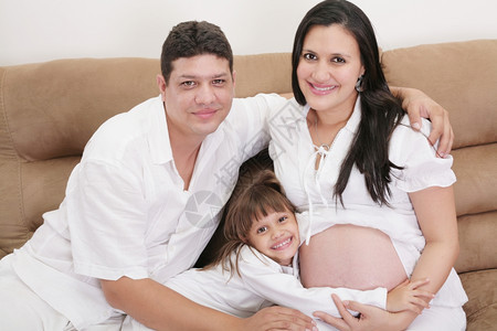 微笑女孩西裔家庭正在等待新生婴儿期图片