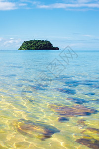 风景礁丰富多彩的泰国安达曼海KohLibong热带海滩图片