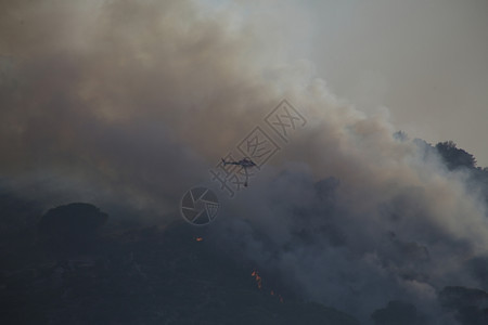 破坏燃烧战士撒丁岛的烟雾和森林火灾图片