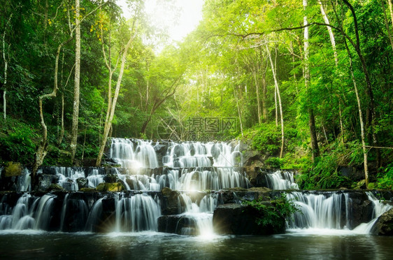 天堂溪流北标府Samlan瀑布深森林惊人的瀑布萨拉里泰国Samlan瀑布图片