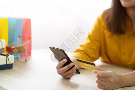 女士淑使用移动智能手机在线信用卡购物的妇女人数百分比保持图片