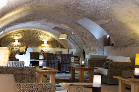 屋传统的椅子在城堡地下室的餐厅内面在城堡地下室图片