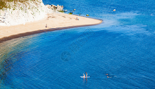 海浪岩石草英国夏日度假目的地DorsetJurassic海岸空中观察图片