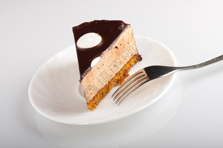 可糕点美味巧克力蛋糕餐盘上叉子的巧克力蛋糕美食图片