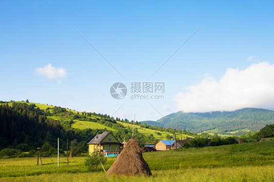 场地衬套夏季在美丽的村庄乌克兰喀尔巴阡山脉的夏令日喀尔巴阡山自然干草图片