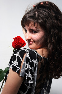 美丽的年轻姑娘红玫瑰卷发微笑时尚红色的图片