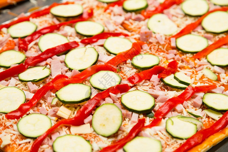 食物厨师准备一份美味的披萨和蔬菜酱白色的图片