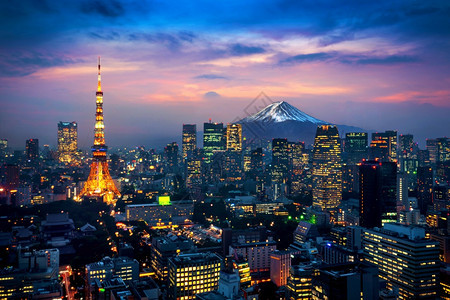 高楼市中心东京风景与日本藤山的空中观察城市图片